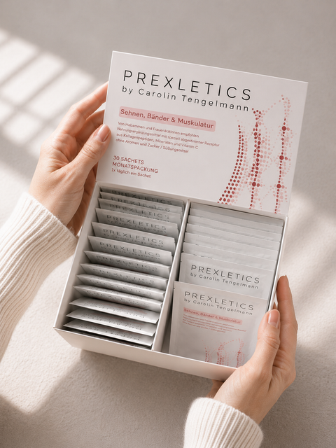 Hände halten die geöffnete Packung des PREXLETICS Kollagen-Supplements mit Sachets